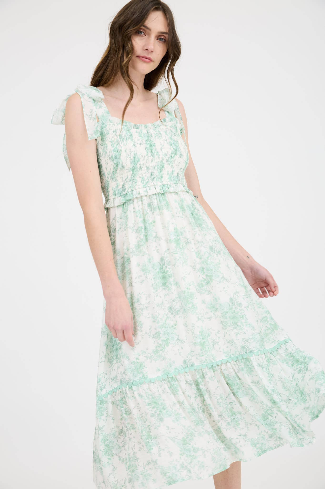Blu Pepper - FLORAL SMOCKED SWEETHEART RUFFLE TRIM MIDI DRESS