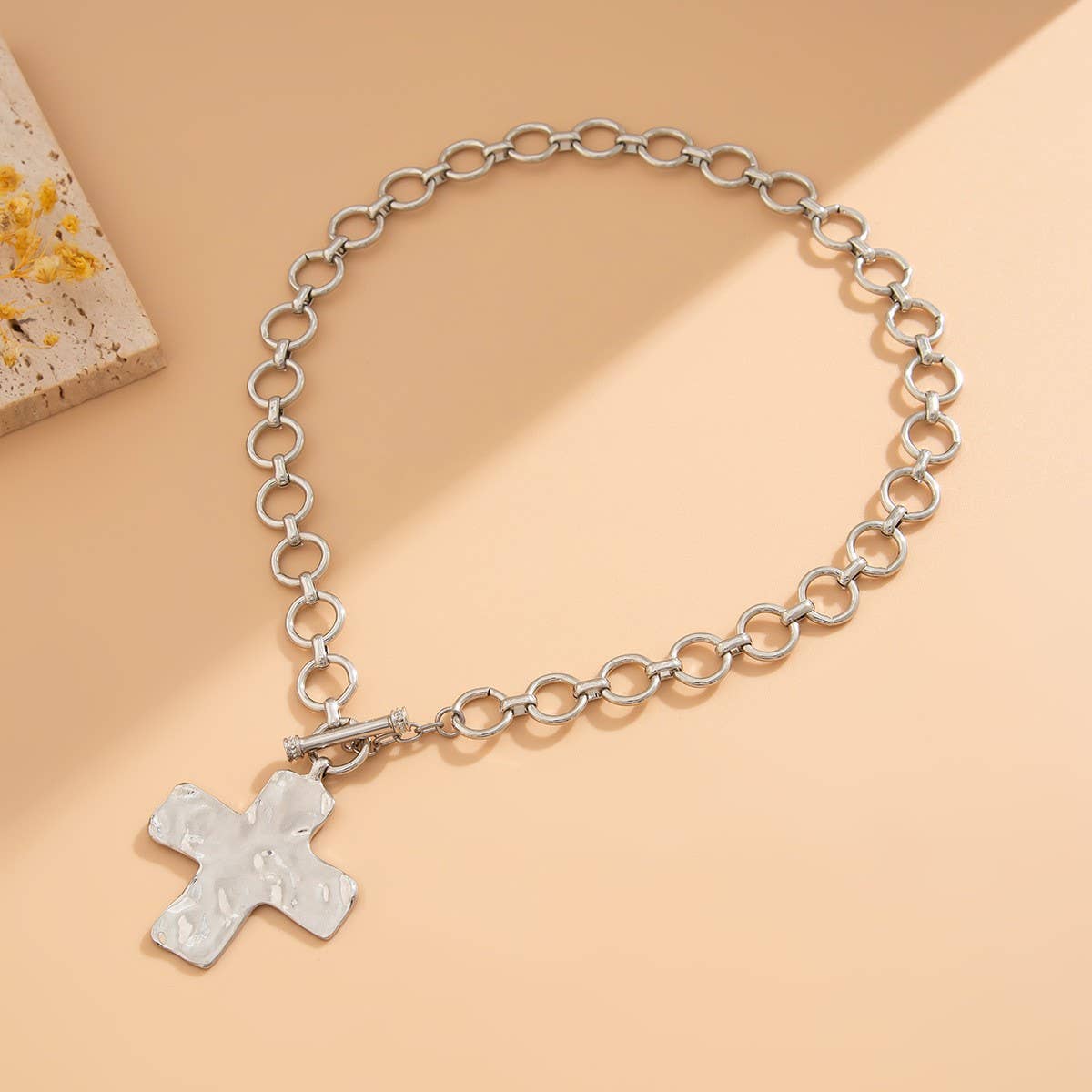 JOSSLYN by wall to wall - NOTABLE HAMMERED CROSS FRONT TOGGLE NECKLACE | 40NK9474