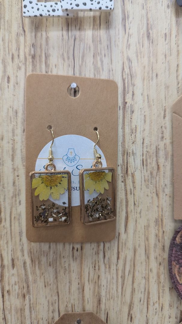 Simply SuSu Designs Yellow Daisy resin earrings