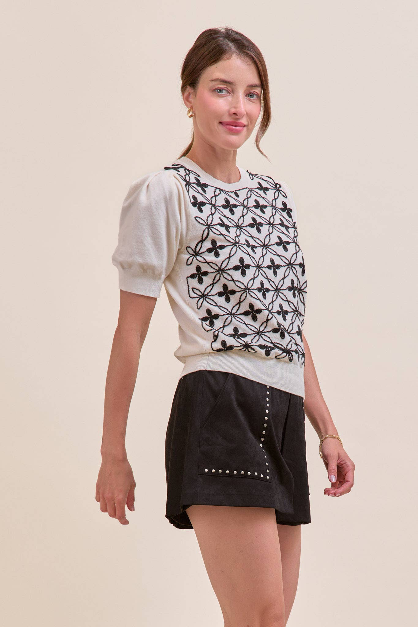 SHORT PUFF SLEEVE EMBROIDERY FRONT SWEATER