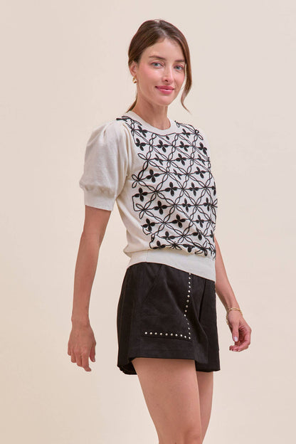 SHORT PUFF SLEEVE EMBROIDERY FRONT SWEATER