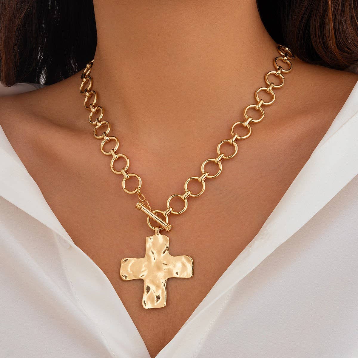 JOSSLYN by wall to wall - NOTABLE HAMMERED CROSS FRONT TOGGLE NECKLACE | 40NK9474