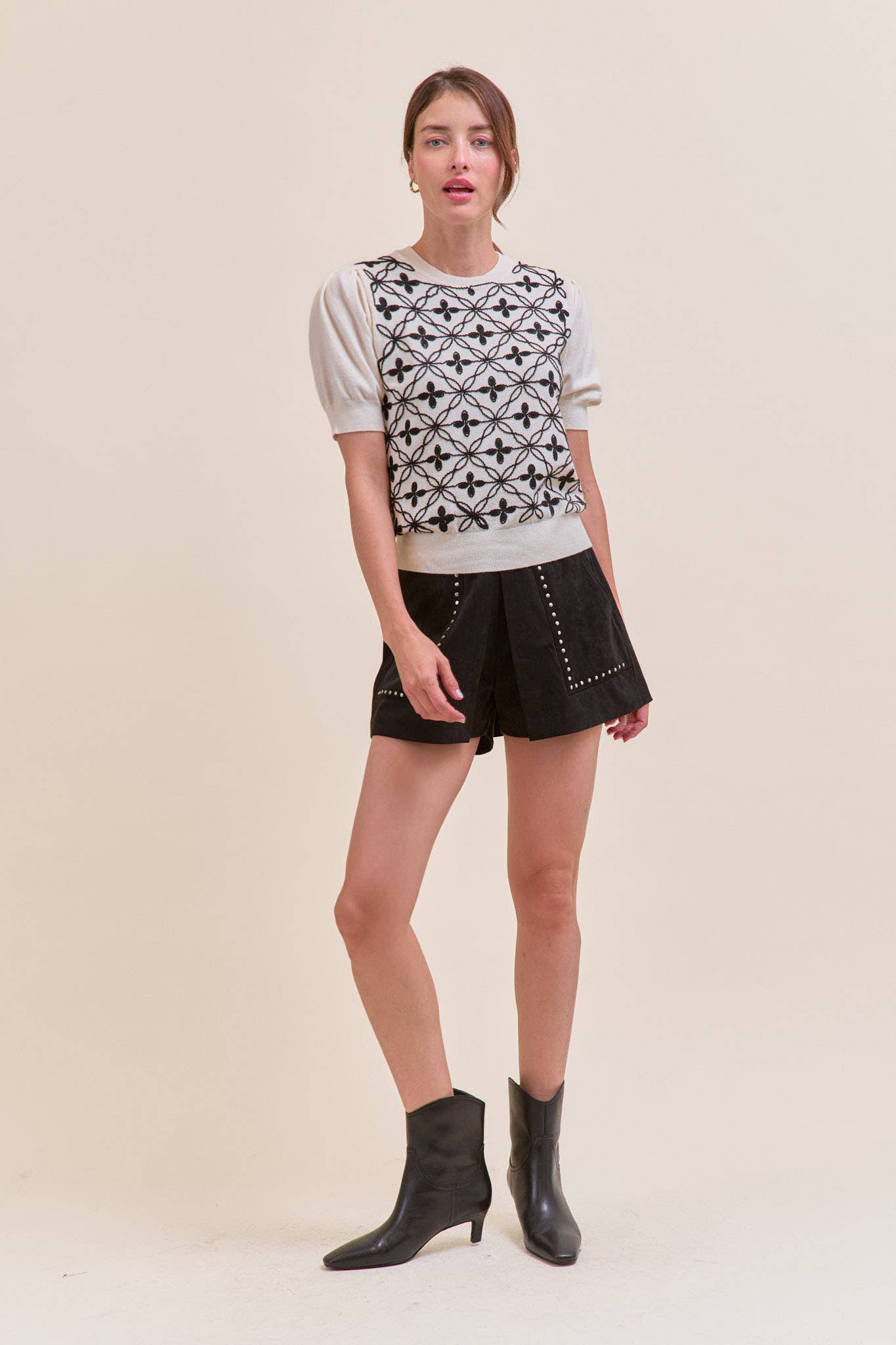 SHORT PUFF SLEEVE EMBROIDERY FRONT SWEATER