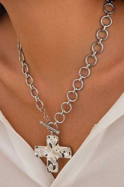 JOSSLYN by wall to wall - NOTABLE HAMMERED CROSS FRONT TOGGLE NECKLACE | 40NK9474