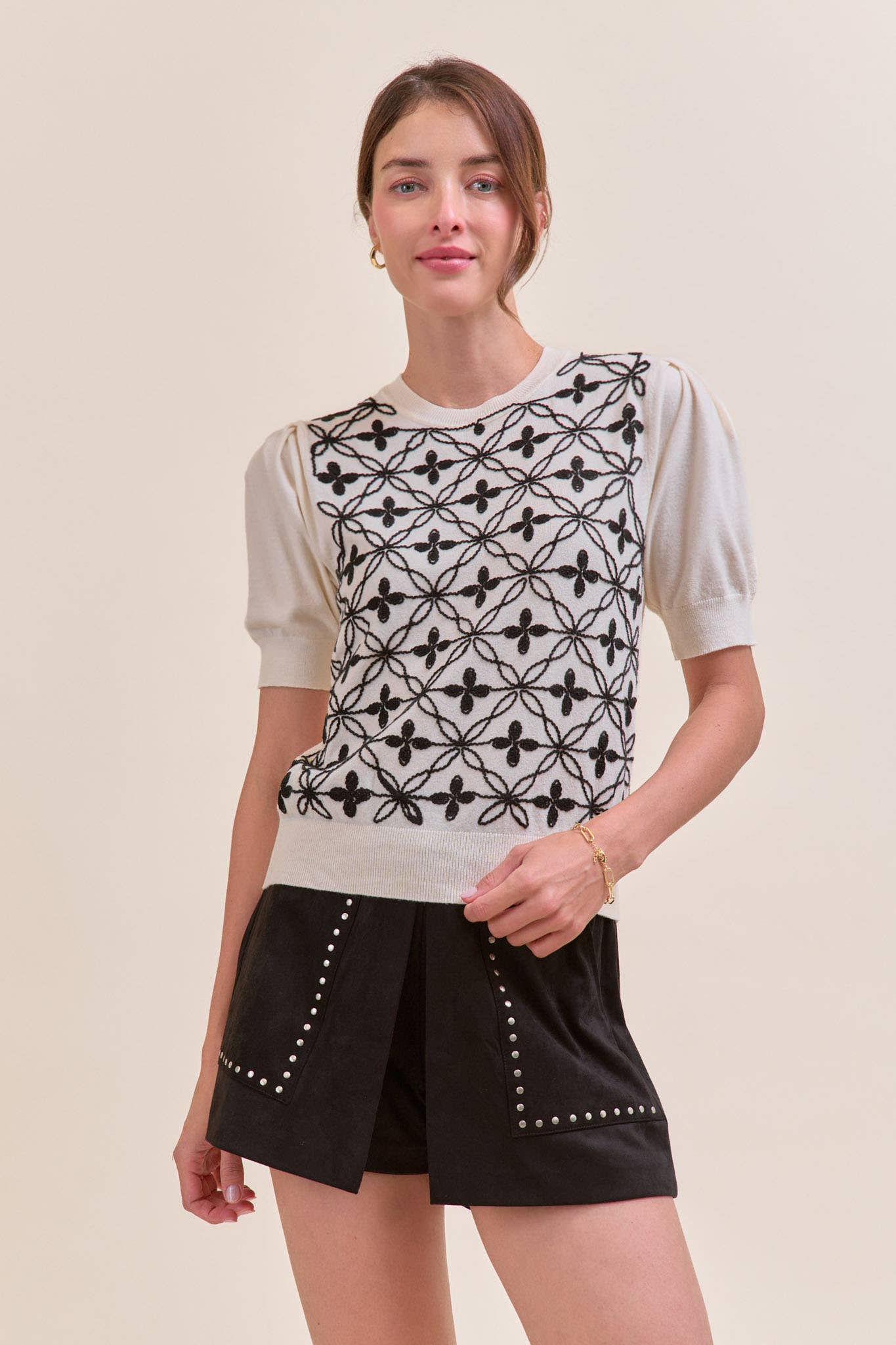 SHORT PUFF SLEEVE EMBROIDERY FRONT SWEATER