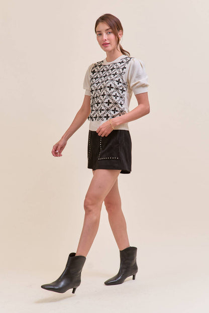 SHORT PUFF SLEEVE EMBROIDERY FRONT SWEATER