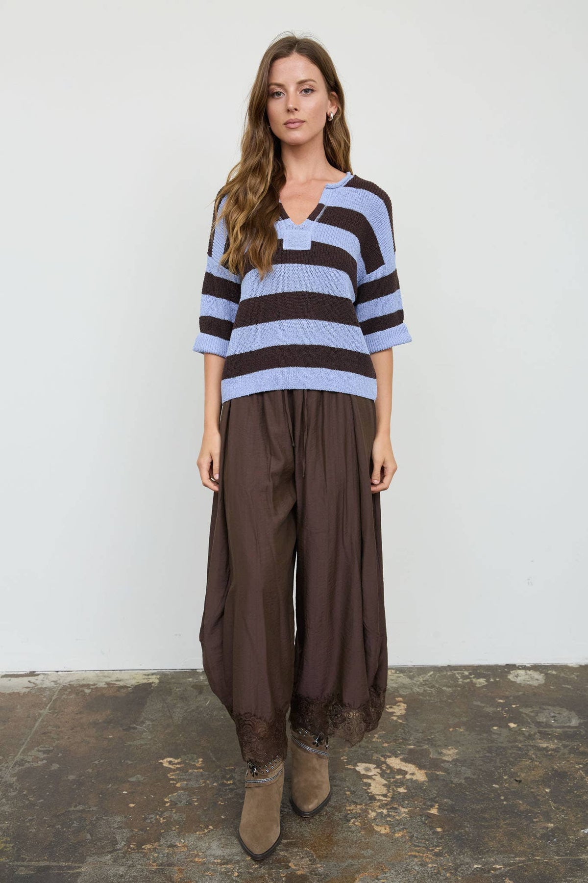 WIDE STRIPE RAW SPLIT NECK SHORT SLEEVE SWEATER