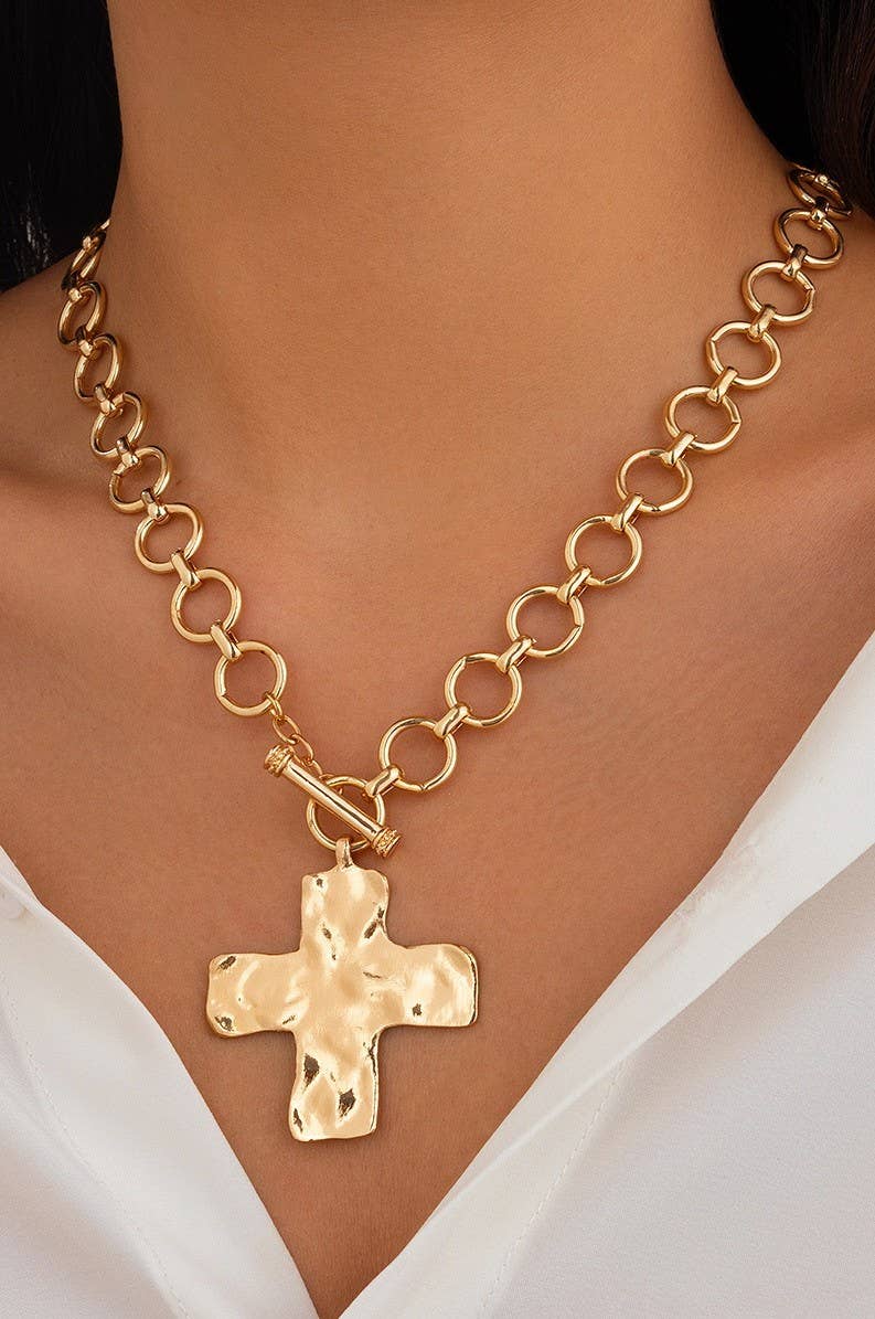 JOSSLYN by wall to wall - NOTABLE HAMMERED CROSS FRONT TOGGLE NECKLACE | 40NK9474