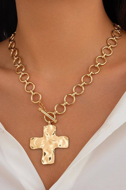 JOSSLYN by wall to wall - NOTABLE HAMMERED CROSS FRONT TOGGLE NECKLACE | 40NK9474