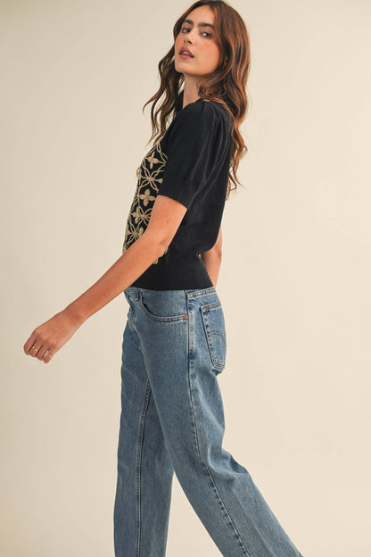 SHORT PUFF SLEEVE EMBROIDERY FRONT SWEATER