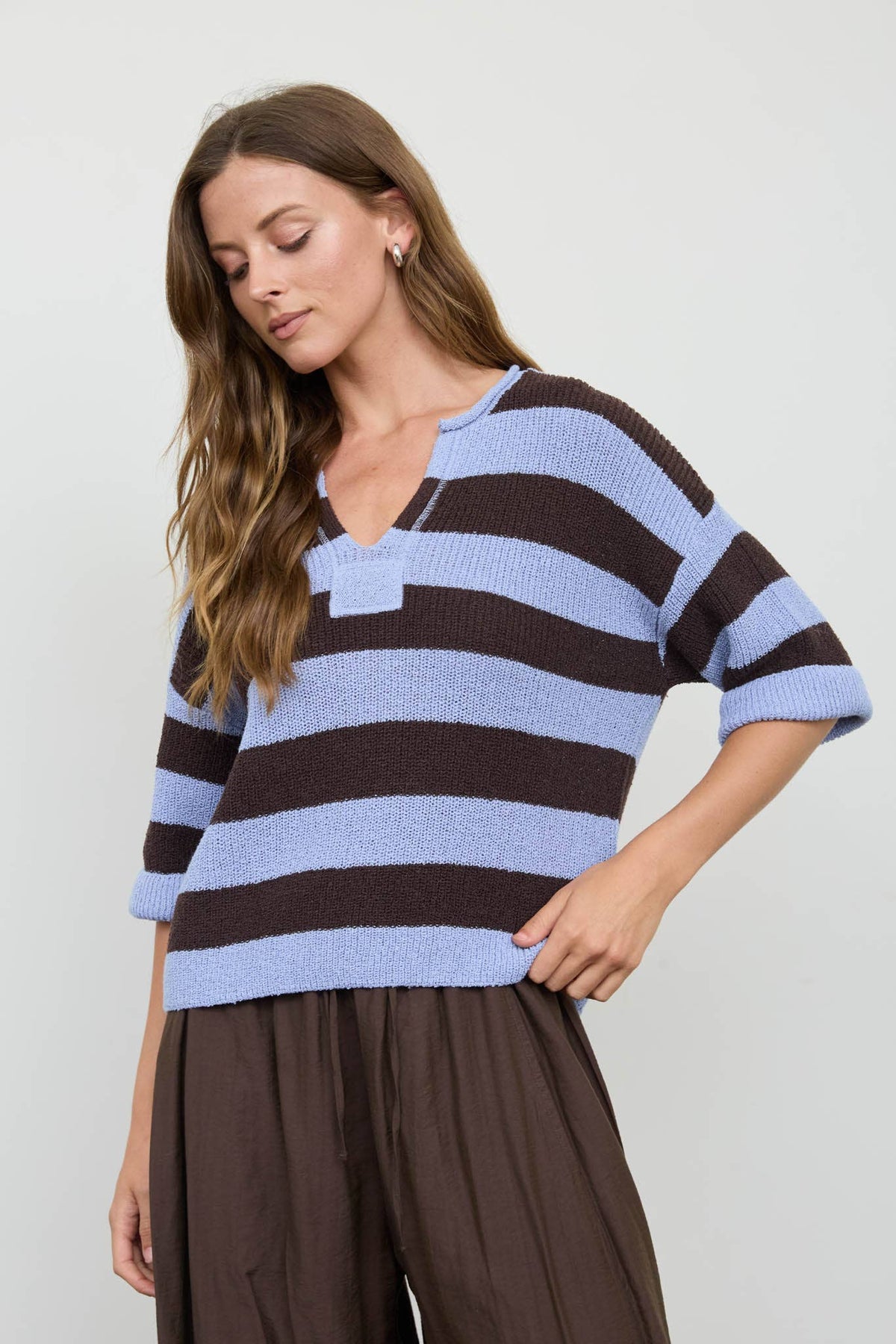 WIDE STRIPE RAW SPLIT NECK SHORT SLEEVE SWEATER