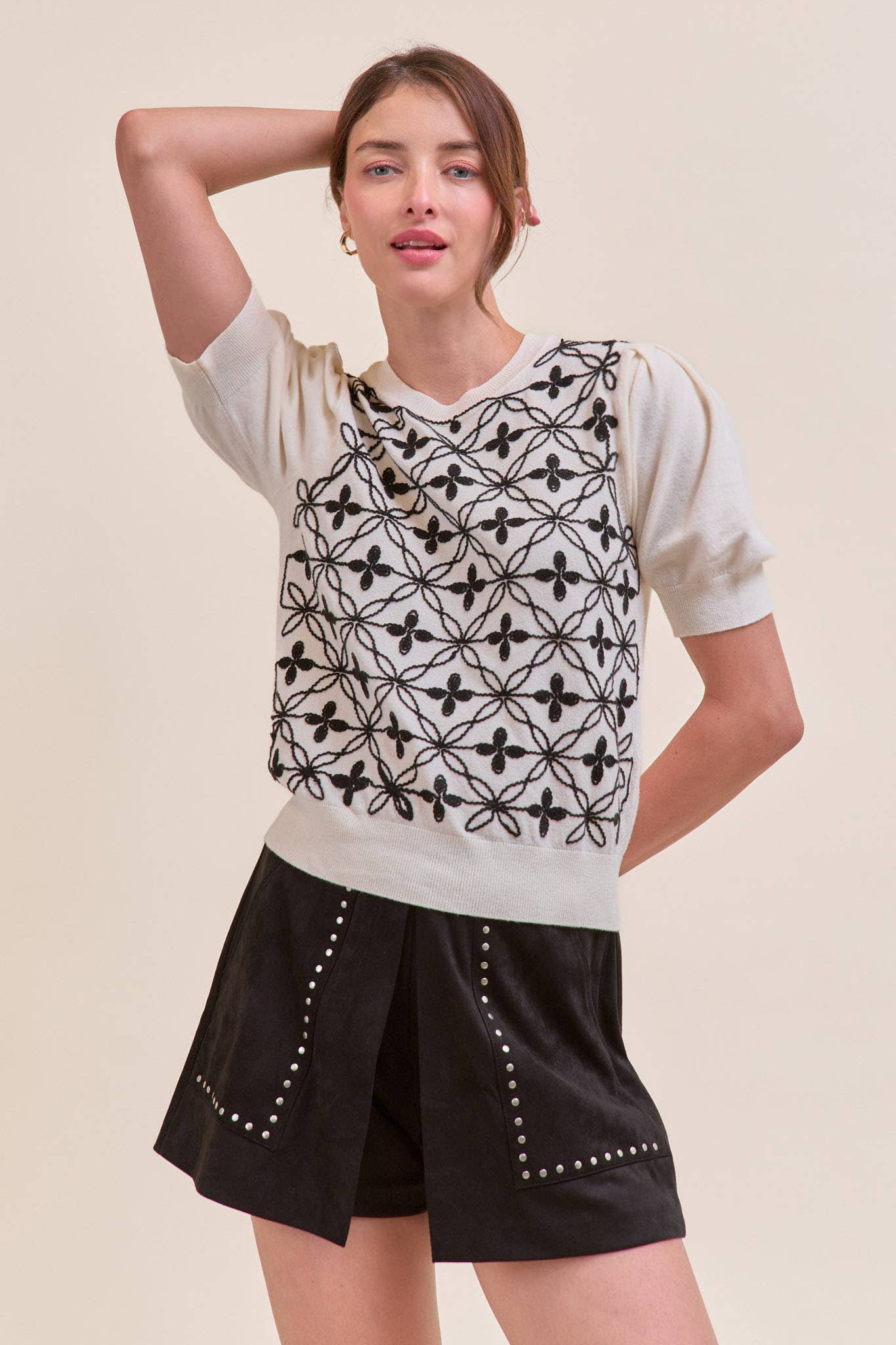 SHORT PUFF SLEEVE EMBROIDERY FRONT SWEATER