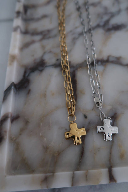 CHANSUTTPEARLS - PAPERCLIP CROSS NECKLACE ￼