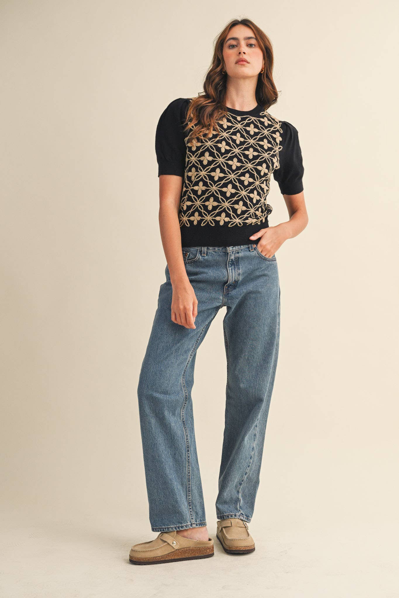 SHORT PUFF SLEEVE EMBROIDERY FRONT SWEATER